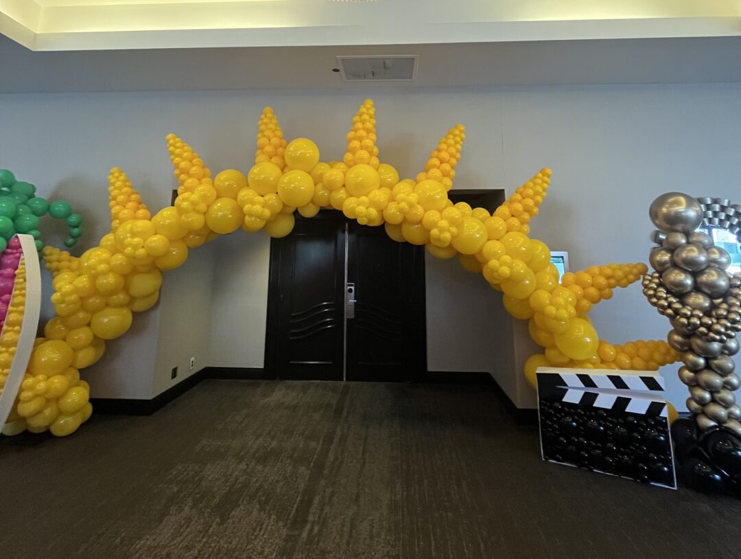 Organic balloon arch decoration*